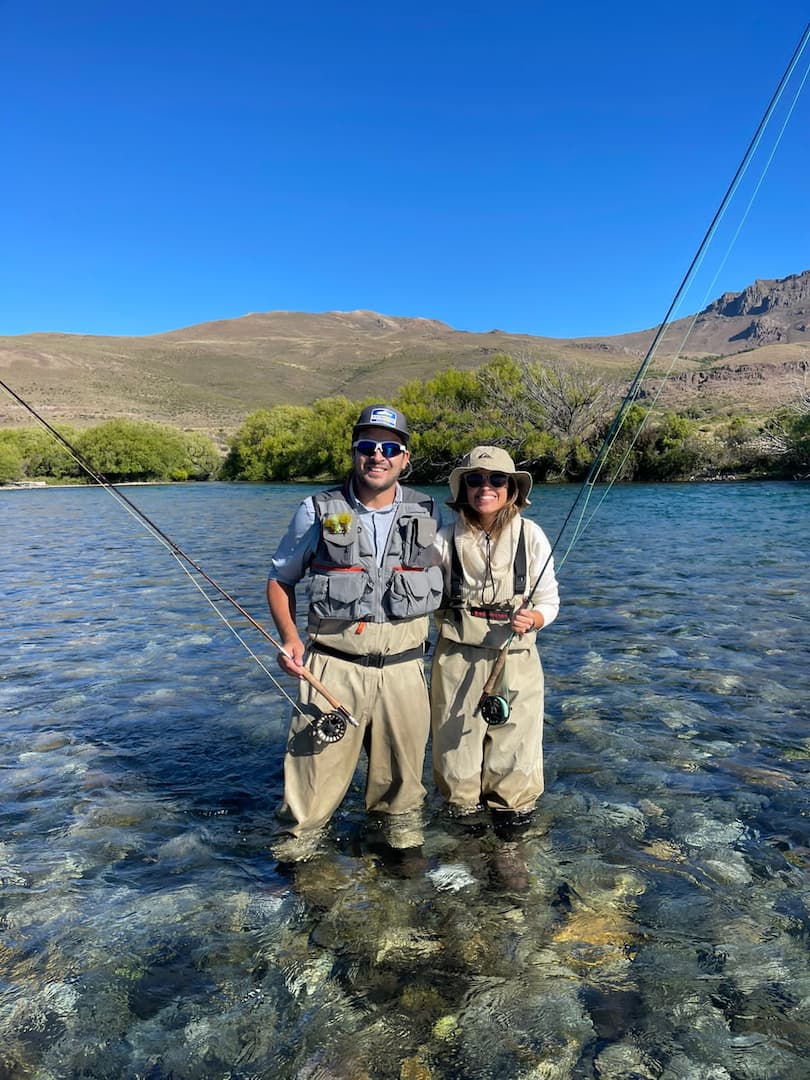 Pescadores con mosca en el río