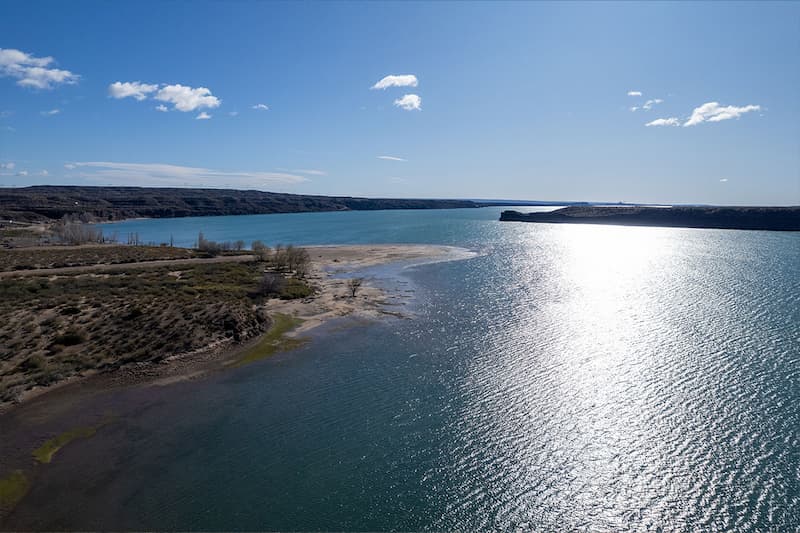 SAURO — la ruta y el Limay de fondo